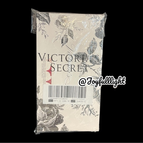 VS DREAM ANGELS 3-Pack Festive V-String Panties - Picture 6 of 13